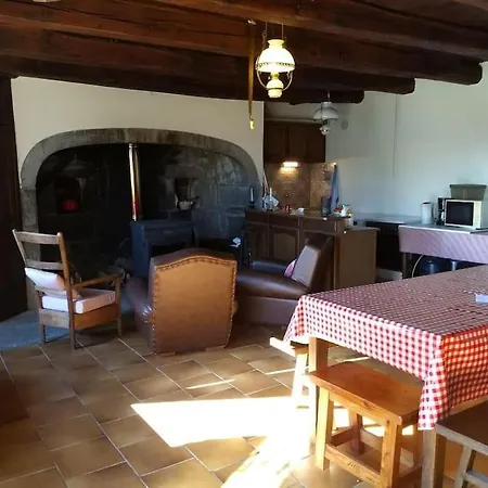 Maison Typiquement Auvergnate, Un Cadre Paisible Holiday home *