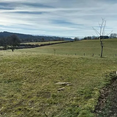 Maison Typiquement Auvergnate, Un Cadre Paisible * Larodde