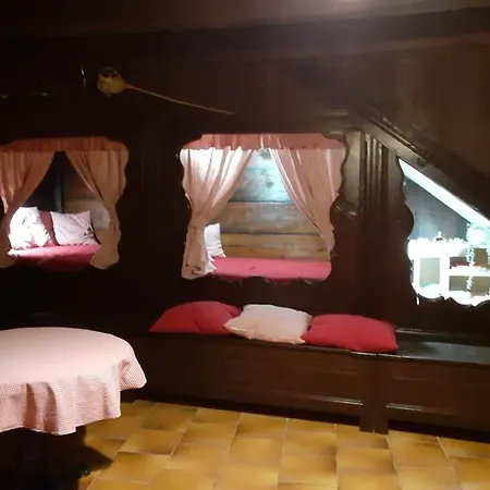 Maison Typiquement Auvergnate, Un Cadre Paisible Larodde